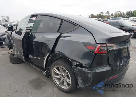 2024 Tesla Model Y Long Range Dual Motor All-Wheel Drive/Rwd z USA, uszkodzony, nr VIN 7SAYGDED5RF056311